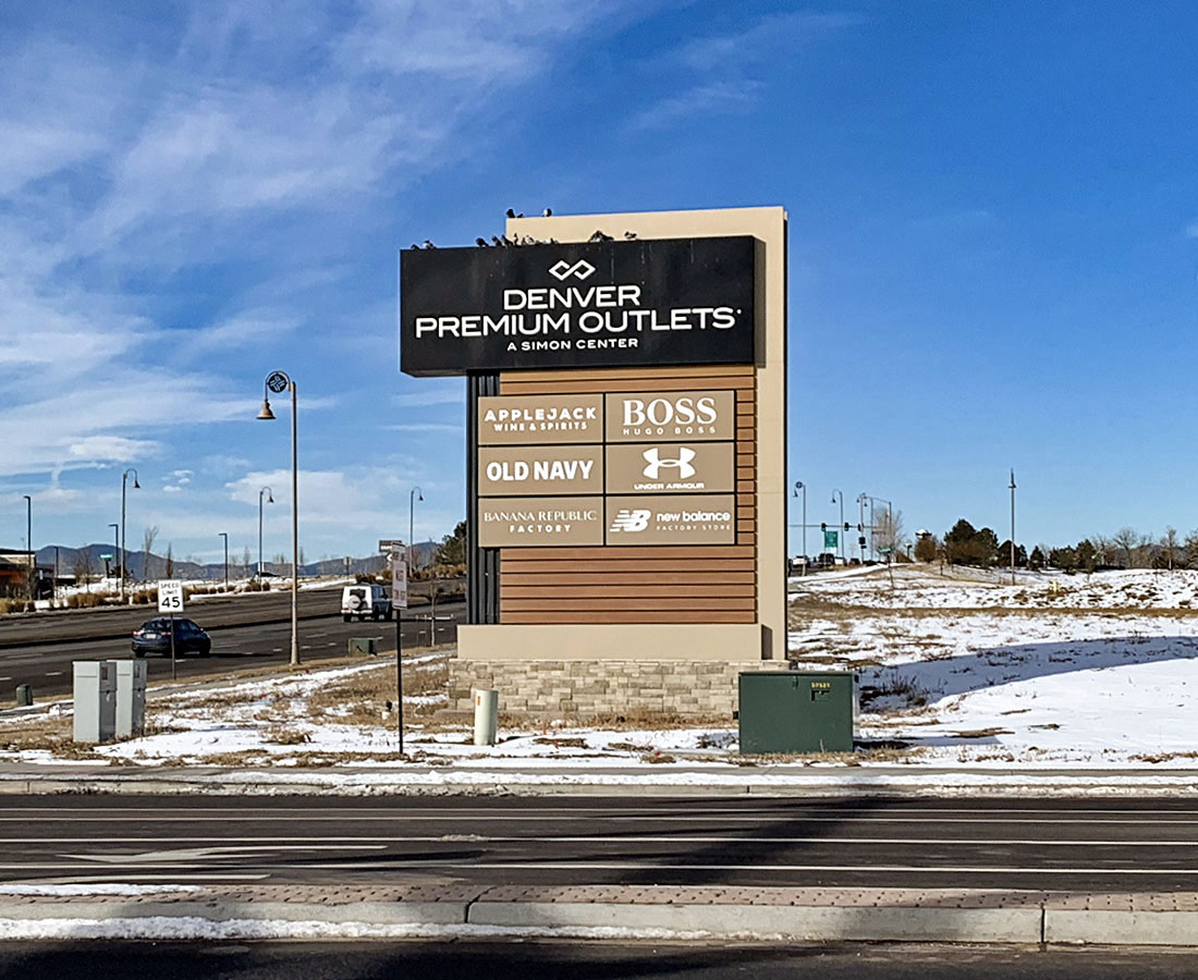 Exterior pylon at entrance of Denver Premium Outlets